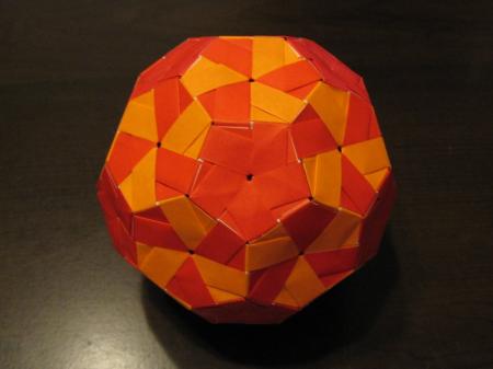 ユニット折り紙　サッカーボールの折り方　切頂二十面体　バックミンスターフラーレン