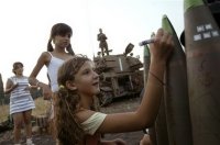 ミサイルにメッセージを書くイスラエルの少女たち