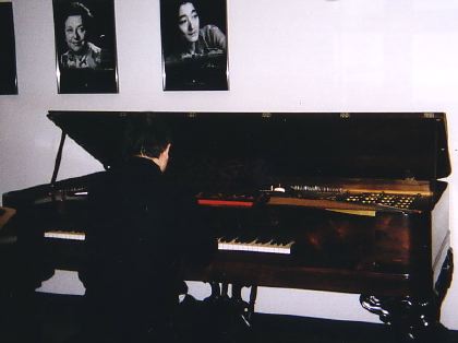 steinwayのスクエアピアノを弾く准
