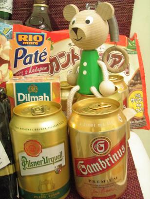 ビールと木の人形。