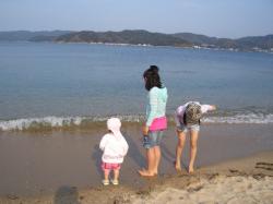 天橋立の砂浜で遊ぶ３姉妹