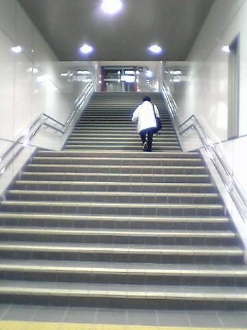 西改札口への階段