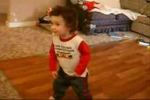 ブレイクダンスを踊る２歳の赤ん坊